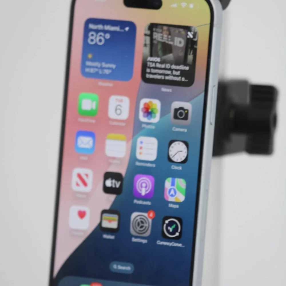 iPhone iPad holder with twist handle to adjust to size